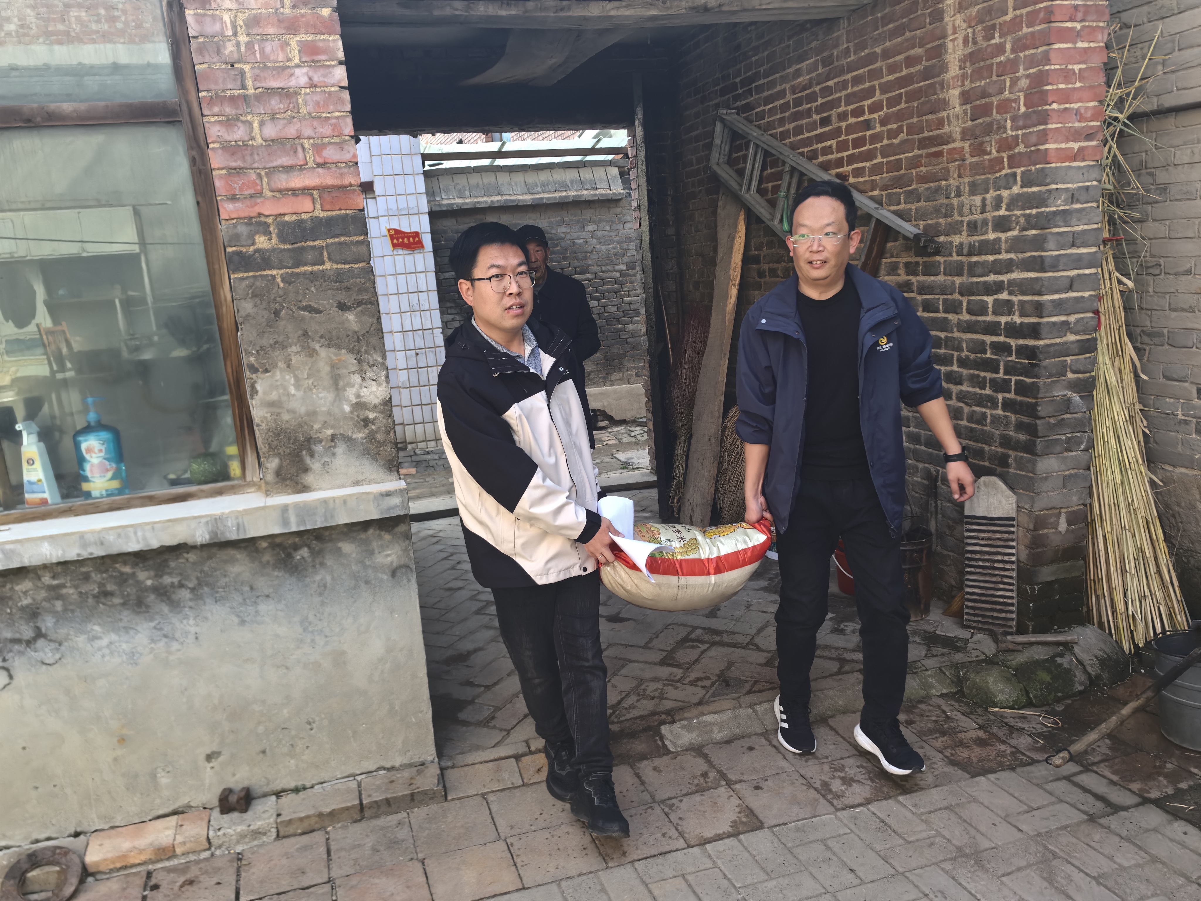 管家婆资料精准大全组织开展“重阳节”慰问老人活动