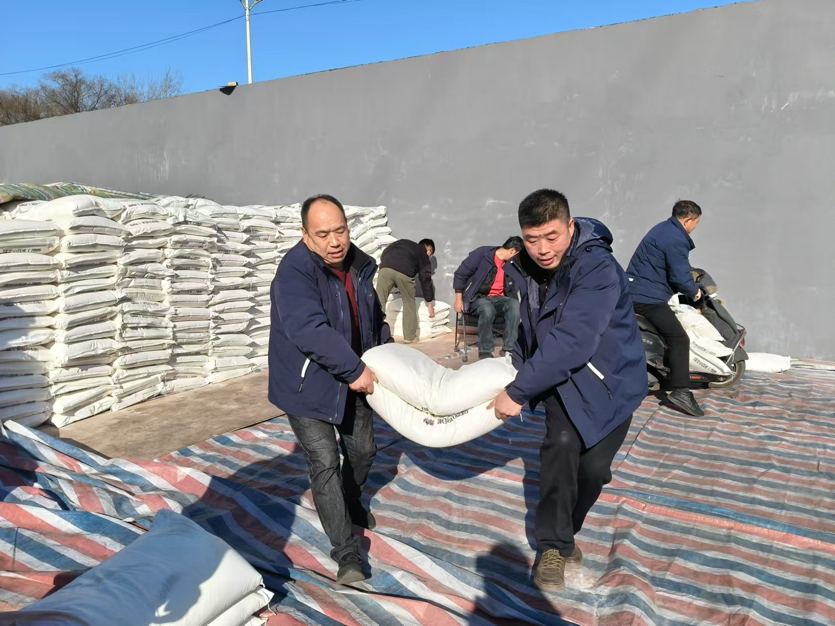 管家婆资料精准大全为全体员工发放年终福利及奖品